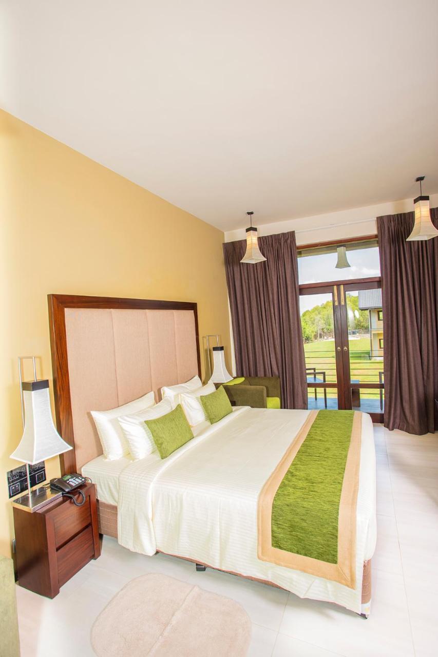 Amora Lagoon Hotel Katunayaka Εξωτερικό φωτογραφία