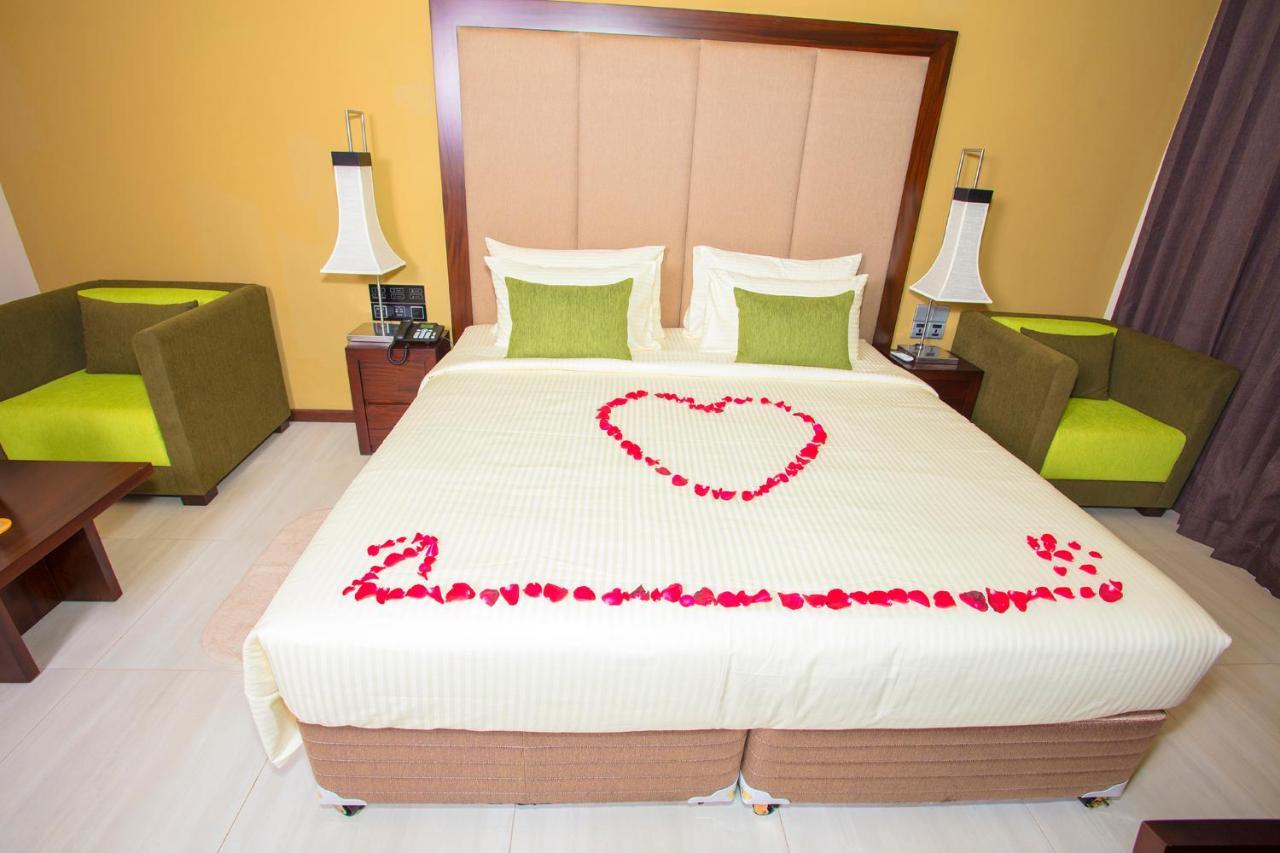 Amora Lagoon Hotel Katunayaka Εξωτερικό φωτογραφία