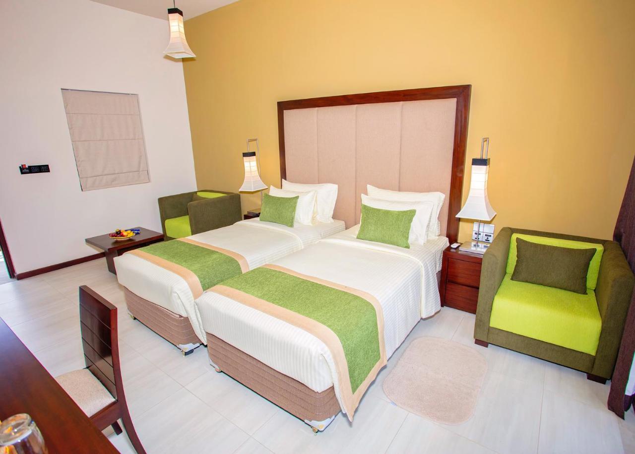 Amora Lagoon Hotel Katunayaka Εξωτερικό φωτογραφία