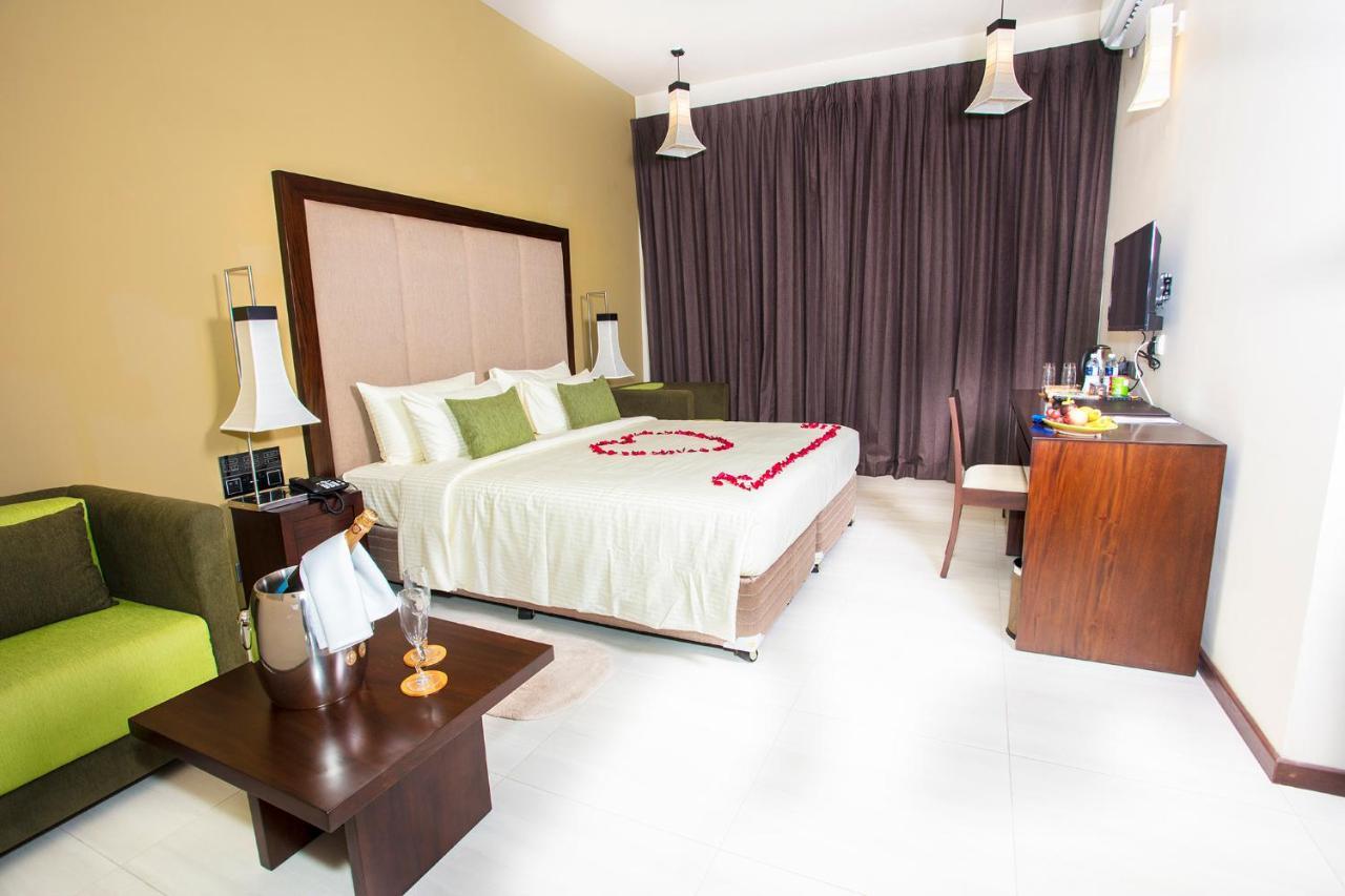 Amora Lagoon Hotel Katunayaka Εξωτερικό φωτογραφία