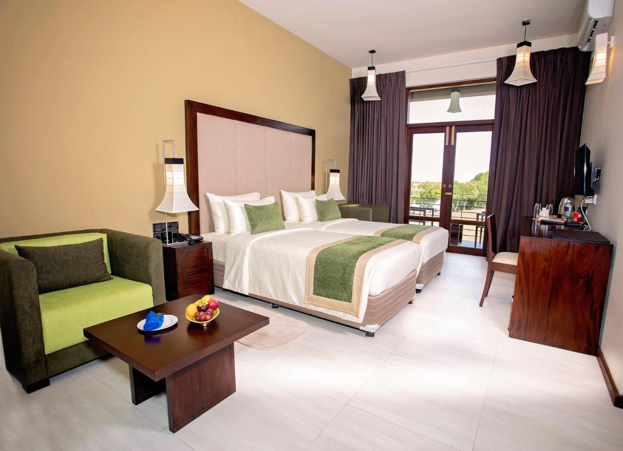Amora Lagoon Hotel Katunayaka Εξωτερικό φωτογραφία