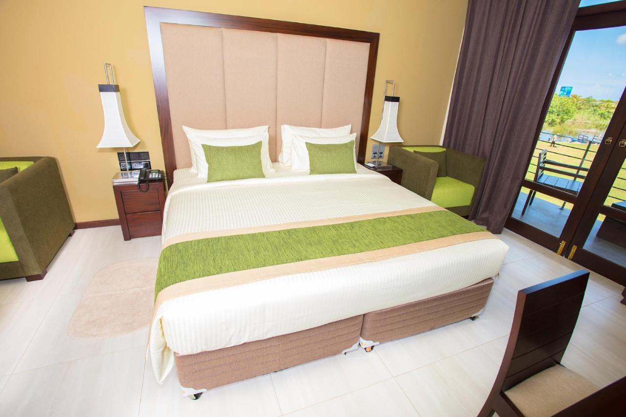 Amora Lagoon Hotel Katunayaka Εξωτερικό φωτογραφία