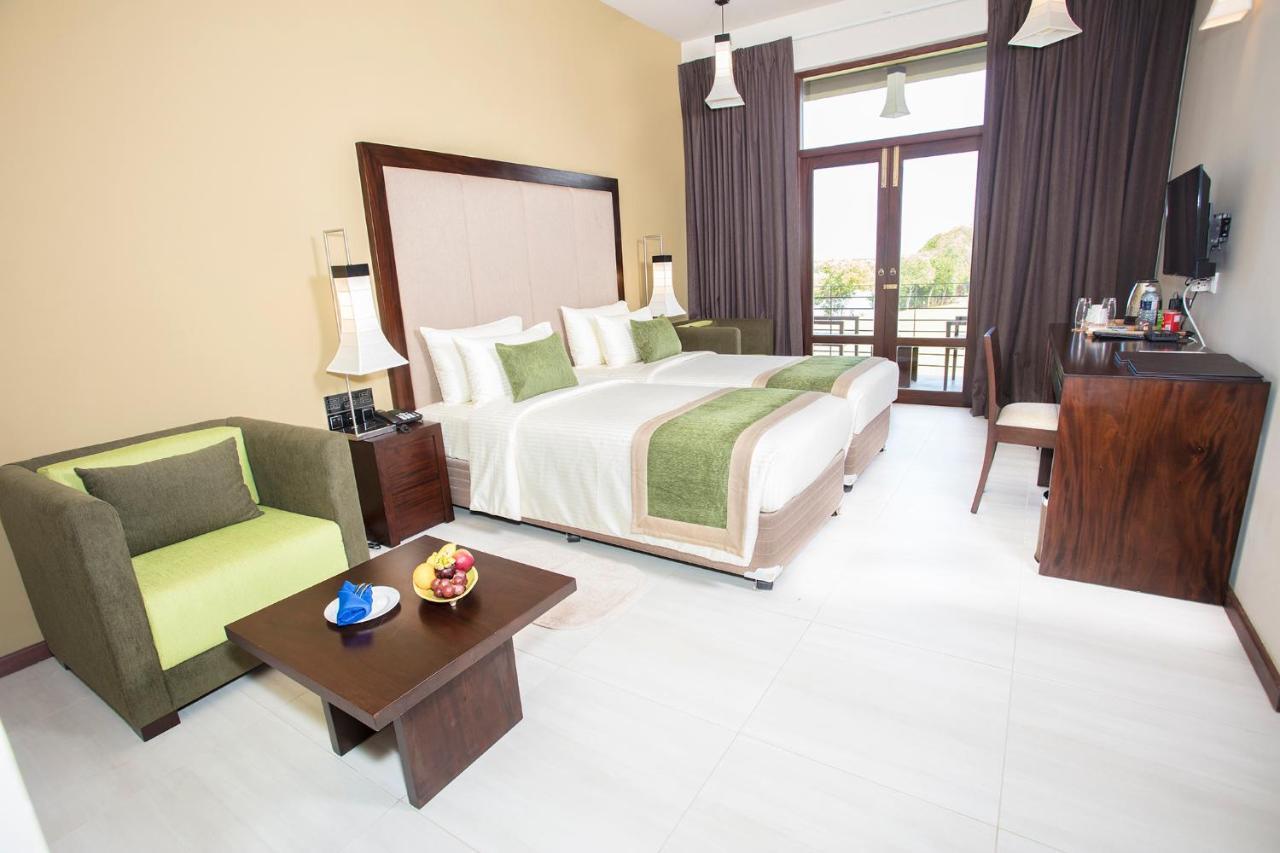Amora Lagoon Hotel Katunayaka Εξωτερικό φωτογραφία