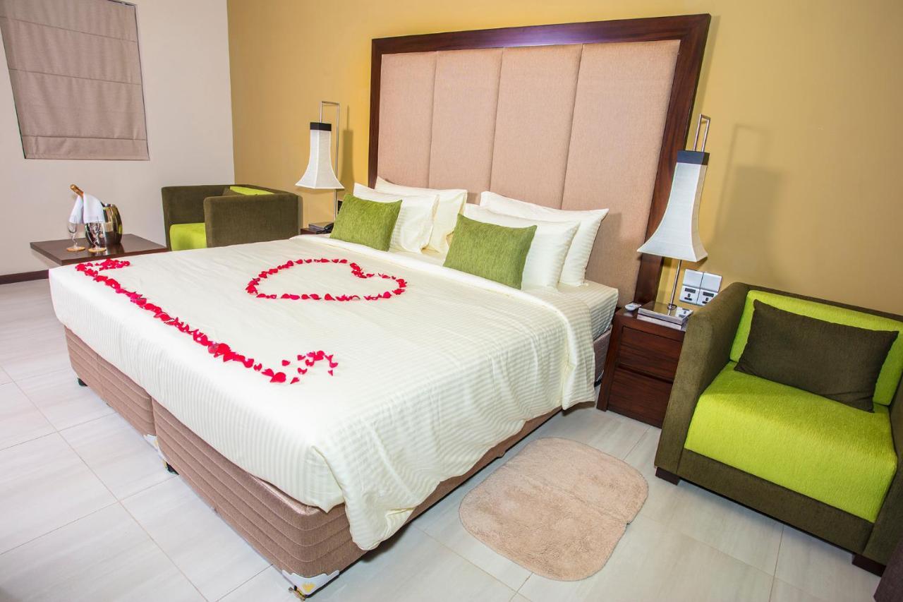 Amora Lagoon Hotel Katunayaka Εξωτερικό φωτογραφία