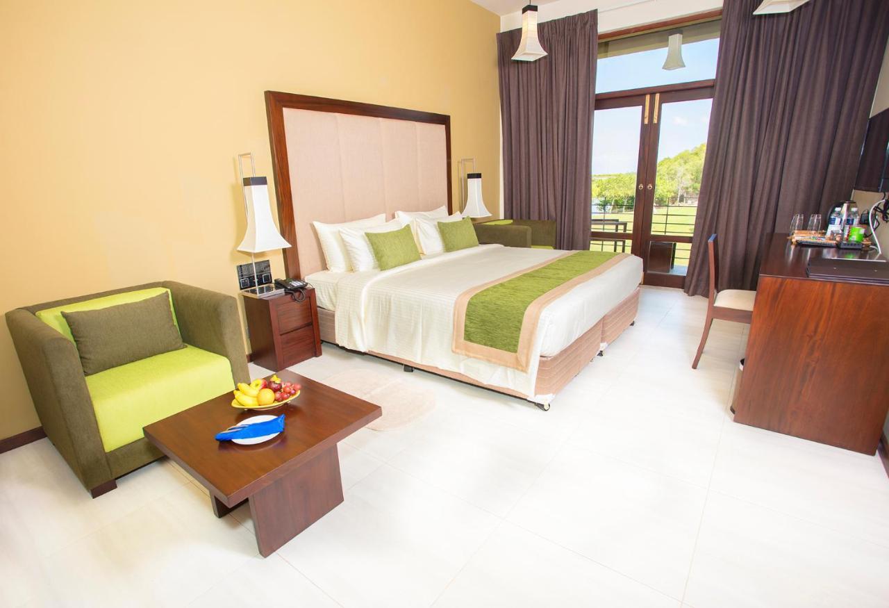 Amora Lagoon Hotel Katunayaka Εξωτερικό φωτογραφία