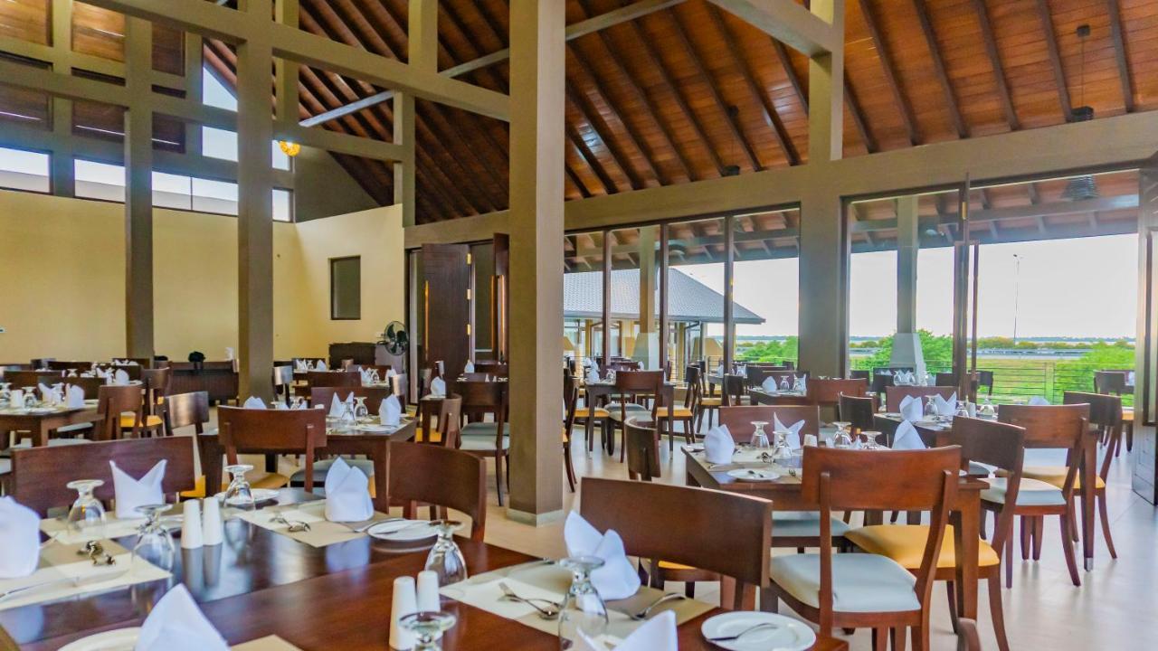 Amora Lagoon Hotel Katunayaka Εξωτερικό φωτογραφία